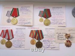Ensemble soviétique russe de 17 médailles, insignes. 5 documents de vétéran de la Seconde Guerre mondiale, armée. URSS