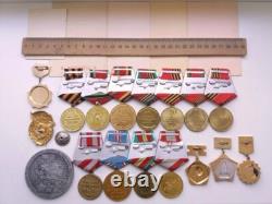 Ensemble soviétique russe de 17 médailles, insignes. 5 documents de vétéran de la Seconde Guerre mondiale, armée. URSS