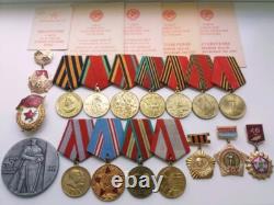 Ensemble soviétique russe de 17 médailles, insignes. 5 documents de vétéran de la Seconde Guerre mondiale, armée. URSS