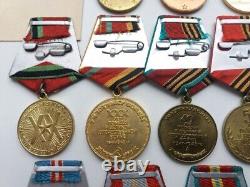 Ensemble soviétique russe de 18 médailles et insignes de vétéran de la Seconde Guerre mondiale, armée de l'URSS. Document