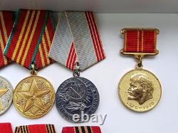 Ensemble soviétique russe de 20 médailles, insignes avec 6 documents de vétéran de la Seconde Guerre mondiale, armée URSS