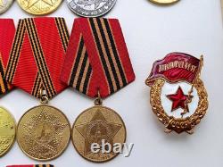 Ensemble soviétique russe de 20 médailles, insignes avec 6 documents de vétéran de la Seconde Guerre mondiale, armée URSS