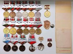 Ensemble soviétique russe de 20 médailles, insignes avec 6 documents de vétéran de la Seconde Guerre mondiale, armée URSS