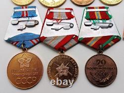 Ensemble soviétique russe de 20 médailles, insignes avec 6 documents de vétéran de la Seconde Guerre mondiale, armée URSS