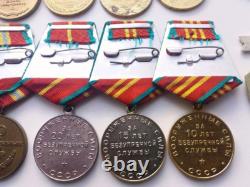 Ensemble soviétique russe de 22 médailles, badges. 8 documents de vétéran de la Seconde Guerre mondiale, armée. URSS