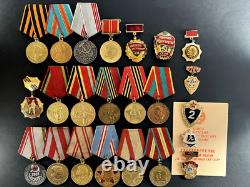 Ensemble soviétique russe de 23 médailles et insignes de vétéran de la Seconde Guerre mondiale de l'Armée soviétique. Document