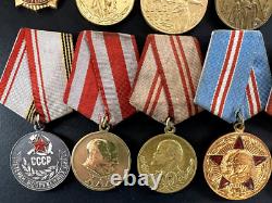 Ensemble soviétique russe de 23 médailles et insignes de vétéran de la Seconde Guerre mondiale de l'Armée soviétique. Document