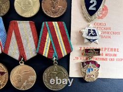 Ensemble soviétique russe de 23 médailles et insignes de vétéran de la Seconde Guerre mondiale de l'Armée soviétique. Document