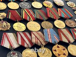 Ensemble soviétique russe de 23 médailles et insignes de vétéran de la Seconde Guerre mondiale de l'Armée soviétique. Document