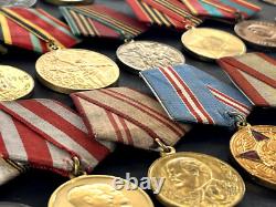 Ensemble soviétique russe de 23 médailles et insignes de vétéran de la Seconde Guerre mondiale de l'Armée soviétique. Document