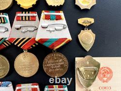 Ensemble soviétique russe de 23 médailles et insignes de vétéran de la Seconde Guerre mondiale de l'Armée soviétique. Document