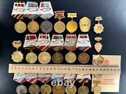 Ensemble soviétique russe de 23 médailles et insignes de vétéran de la Seconde Guerre mondiale de l'Armée soviétique. Document