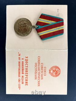 Ensemble soviétique russe de 23 médailles et insignes de vétéran de la Seconde Guerre mondiale de l'Armée soviétique. Document