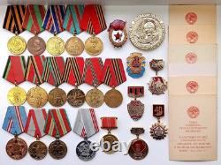 Ensemble soviétique russe de 23 médailles, insignes avec 6 documents de vétéran de la Seconde Guerre mondiale, armée URSS