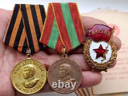 Ensemble soviétique russe de 23 médailles, insignes avec 6 documents de vétéran de la Seconde Guerre mondiale, armée URSS