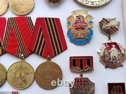 Ensemble soviétique russe de 23 médailles, insignes avec 6 documents de vétéran de la Seconde Guerre mondiale, armée URSS
