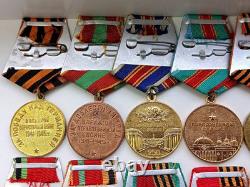 Ensemble soviétique russe de 23 médailles, insignes avec 6 documents de vétéran de la Seconde Guerre mondiale, armée URSS