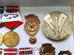 Ensemble soviétique russe de 23 médailles, insignes avec 6 documents de vétéran de la Seconde Guerre mondiale, armée URSS