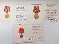 Ensemble soviétique russe de 23 médailles, insignes avec 6 documents de vétéran de la Seconde Guerre mondiale, armée URSS