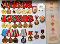 Ensemble soviétique russe de 23 médailles, insignes avec 7 documents de vétéran de la Seconde Guerre mondiale, armée URSS
