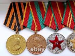 Ensemble soviétique russe de 23 médailles, insignes avec 7 documents de vétéran de la Seconde Guerre mondiale, armée URSS