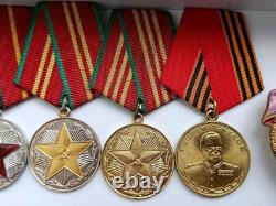 Ensemble soviétique russe de 23 médailles, insignes avec 7 documents de vétéran de la Seconde Guerre mondiale, armée URSS Ensemble soviétique russe de 23 médailles, insignes avec 7 documents de vétéran de la Seconde Guerre mondiale, armée URSS