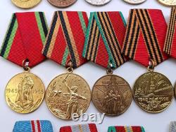 Ensemble soviétique russe de 23 médailles, insignes avec 7 documents de vétéran de la Seconde Guerre mondiale, armée URSS
