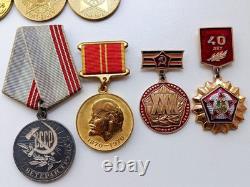 Ensemble soviétique russe de 23 médailles, insignes avec 7 documents de vétéran de la Seconde Guerre mondiale, armée URSS