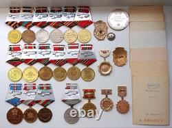 Ensemble soviétique russe de 23 médailles, insignes avec 7 documents de vétéran de la Seconde Guerre mondiale, armée URSS