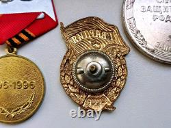 Ensemble soviétique russe de 23 médailles, insignes avec 7 documents de vétéran de la Seconde Guerre mondiale, armée URSS