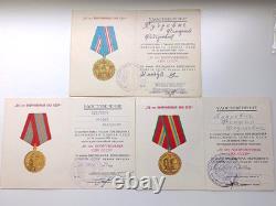 Ensemble soviétique russe de 23 médailles, insignes avec 7 documents de vétéran de la Seconde Guerre mondiale, armée URSS