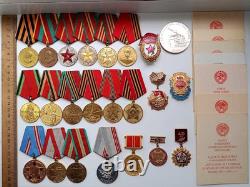 Ensemble soviétique russe de 23 médailles, insignes avec 7 documents de vétéran de la Seconde Guerre mondiale, armée URSS