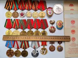 Ensemble soviétique russe de 23 médailles, insignes avec 7 documents de vétéran de la Seconde Guerre mondiale, armée URSS