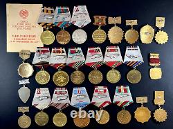 Ensemble soviétique russe de 25 médailles et insignes d'ancien combattant de l'Armée de l'URSS de la Seconde Guerre mondiale. Document