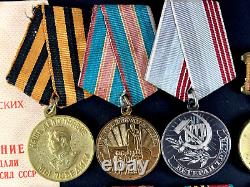 Ensemble soviétique russe de 25 médailles et insignes d'ancien combattant de l'Armée de l'URSS de la Seconde Guerre mondiale. Document