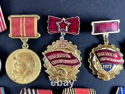 Ensemble soviétique russe de 25 médailles et insignes d'ancien combattant de l'Armée de l'URSS de la Seconde Guerre mondiale. Document