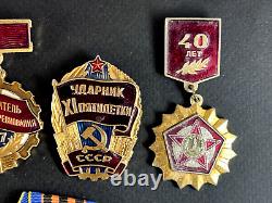 Ensemble soviétique russe de 25 médailles et insignes d'ancien combattant de l'Armée de l'URSS de la Seconde Guerre mondiale. Document