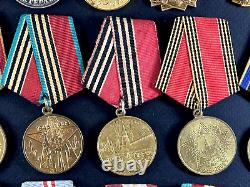 Ensemble soviétique russe de 25 médailles et insignes d'ancien combattant de l'Armée de l'URSS de la Seconde Guerre mondiale. Document