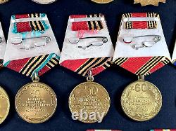 Ensemble soviétique russe de 25 médailles et insignes d'ancien combattant de l'Armée de l'URSS de la Seconde Guerre mondiale. Document