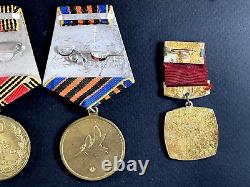 Ensemble soviétique russe de 25 médailles et insignes d'ancien combattant de l'Armée de l'URSS de la Seconde Guerre mondiale. Document
