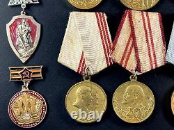 Ensemble soviétique russe de 25 médailles et insignes d'ancien combattant de l'Armée de l'URSS de la Seconde Guerre mondiale. Document