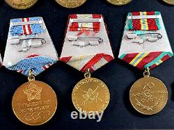 Ensemble soviétique russe de 25 médailles et insignes d'ancien combattant de l'Armée de l'URSS de la Seconde Guerre mondiale. Document