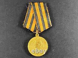 Ensemble soviétique russe de 25 médailles et insignes d'ancien combattant de l'Armée de l'URSS de la Seconde Guerre mondiale. Document