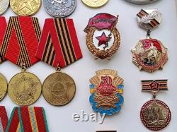 Ensemble soviétique russe de 25 médailles, insignes avec 10 documents de vétéran de la Seconde Guerre mondiale, armée de l'URSS