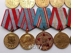 Ensemble soviétique russe de 25 médailles, insignes avec 10 documents de vétéran de la Seconde Guerre mondiale, armée de l'URSS