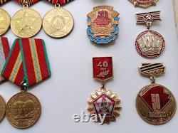 Ensemble soviétique russe de 25 médailles, insignes avec 10 documents de vétéran de la Seconde Guerre mondiale, armée de l'URSS
