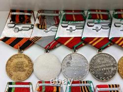 Ensemble soviétique russe de 25 médailles, insignes avec 10 documents de vétéran de la Seconde Guerre mondiale, armée de l'URSS