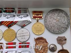 Ensemble soviétique russe de 25 médailles, insignes avec 10 documents de vétéran de la Seconde Guerre mondiale, armée de l'URSS