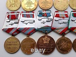 Ensemble soviétique russe de 25 médailles, insignes avec 10 documents de vétéran de la Seconde Guerre mondiale, armée de l'URSS