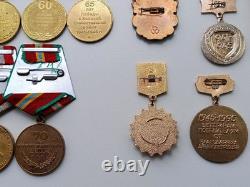 Ensemble soviétique russe de 25 médailles, insignes avec 10 documents de vétéran de la Seconde Guerre mondiale, armée de l'URSS